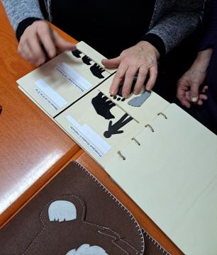 Flipbook – prikaz razmerja velikosti med medvedom in človekom ter prikaz povprečne velikosti legla  Foto: H. Š. Mandelj, Center Dina Pivka